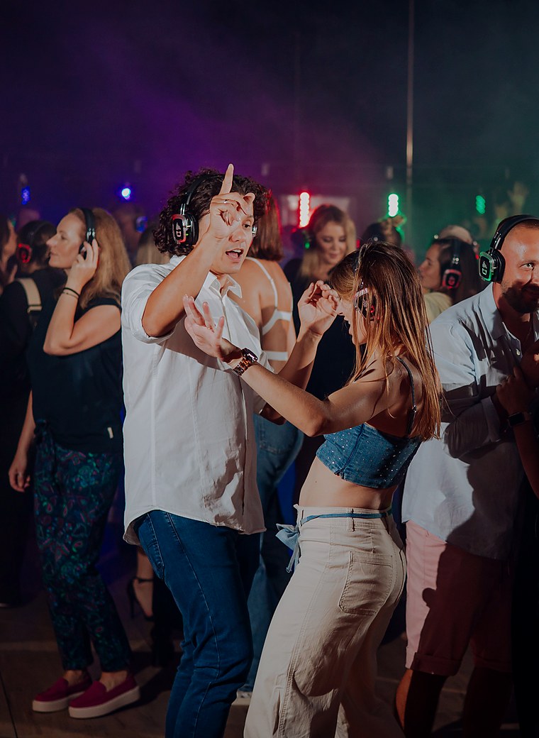 Goście bawiący się podczas silent disco