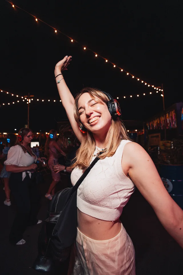 Uczestnicy Silent Disco Cichoszau — F007-0011