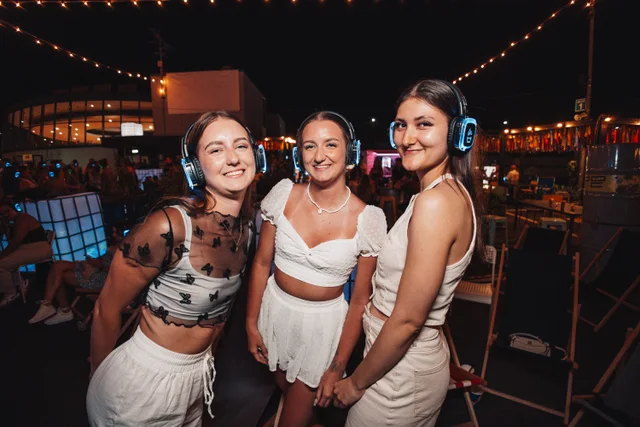 Uczestnicy Silent Disco Cichoszau — F007-0048