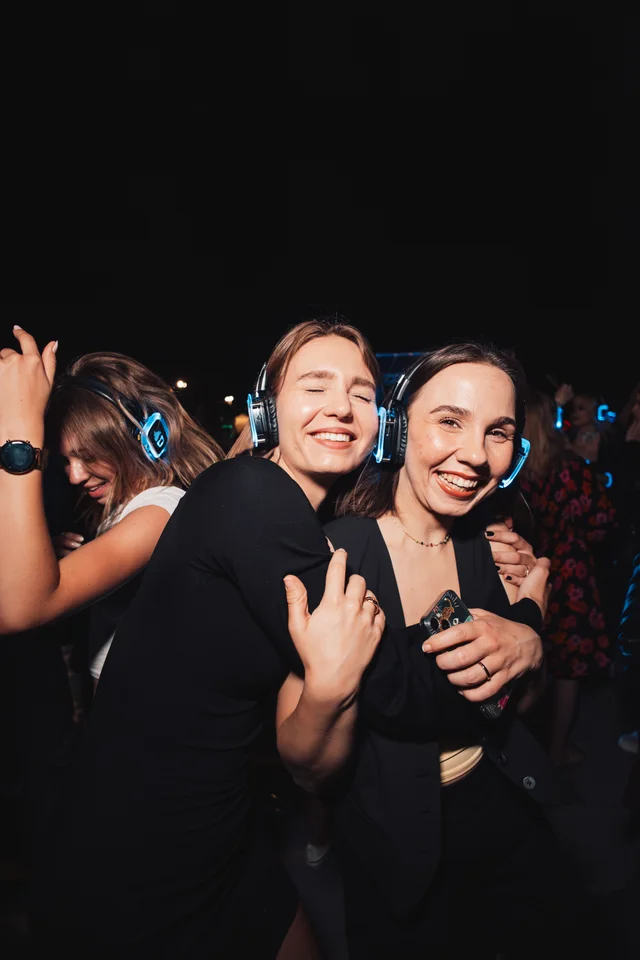 Uczestnicy Silent Disco Cichoszau — F015-0018