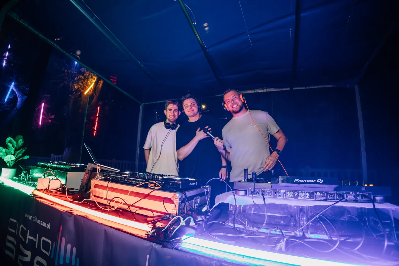 DJ-e Cichoszau za konsoletą na Przybij Piątaka