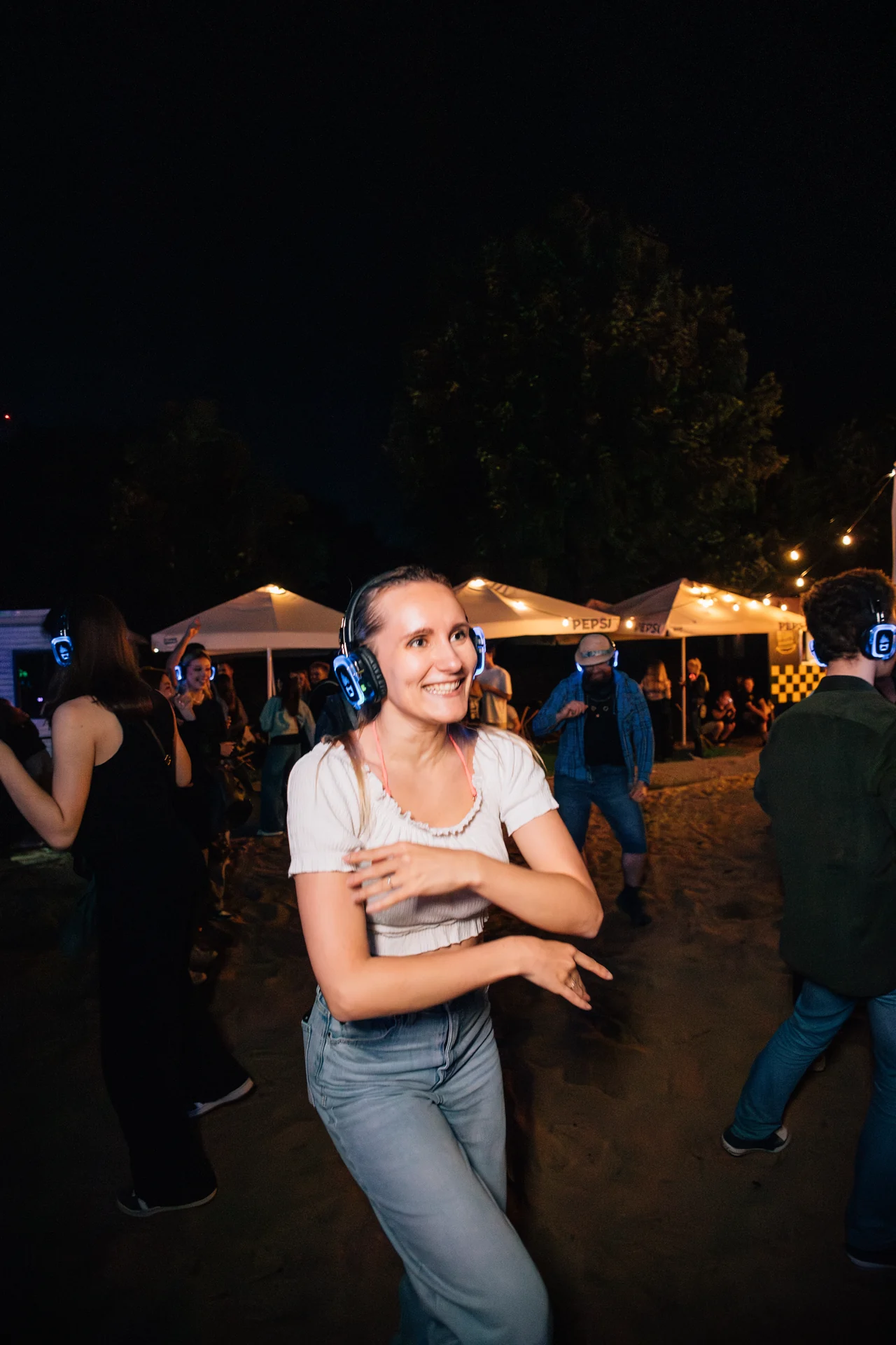 Uśmiechnięta uczestniczka plenerowego Silent Disco