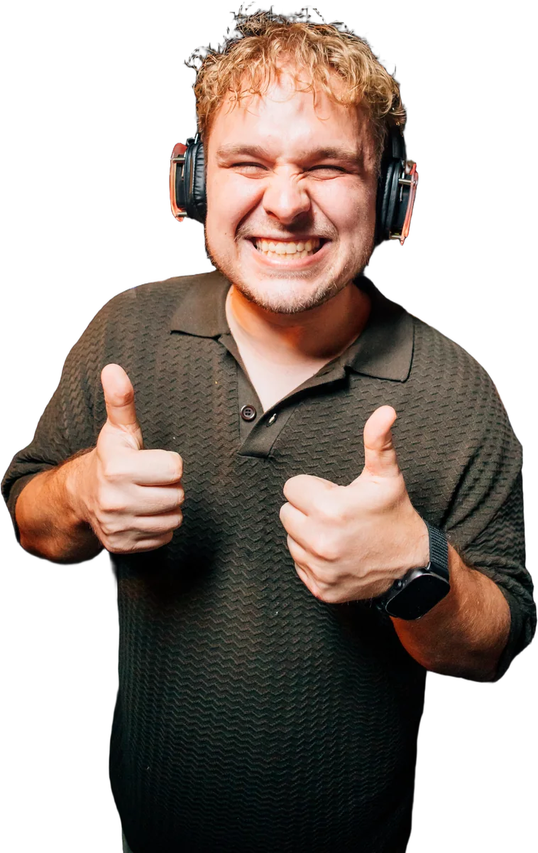Uśmiechnięty uczestnik Silent Disco Cichoszau w słuchawkach pokazuje dwa kciuki w górę
