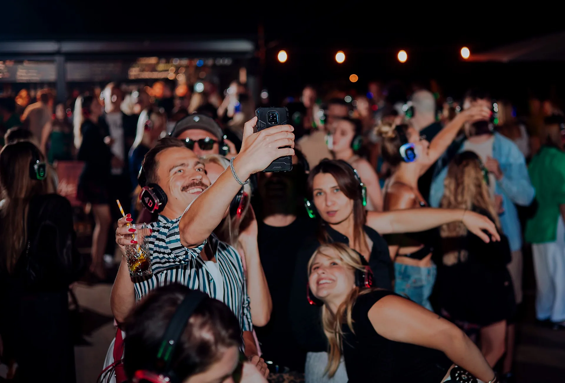 Wieczorne wydarzenie Silent Disco w hotelu